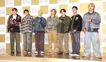 　ポーズを決めるＢＥ：ＦＩＲＳＴ（左から）ＲＹＵＨＥＩ、ＬＥＯ、ＳＨＵＮＴＯ、ＳＯＴＡ、ＭＡＮＡＴＯ、ＲＹＯＫＩ、ＪＵＮＯＮ（撮影・西岡正）