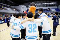 　リレーに勝利し喜びを分かち合う太田将熙（右）ら「チームキミリズ」