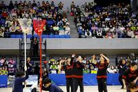 　「玉入れ」で笑顔を見せる新原泰佑（中央右）ら「チームスリル」