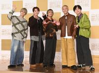 　ポーズを決めるＤａ－ｉＣＥの（左から）岩岡徹、花村想太、和田颯、大野雄大、工藤大輝（撮影・佐々木彰尚）