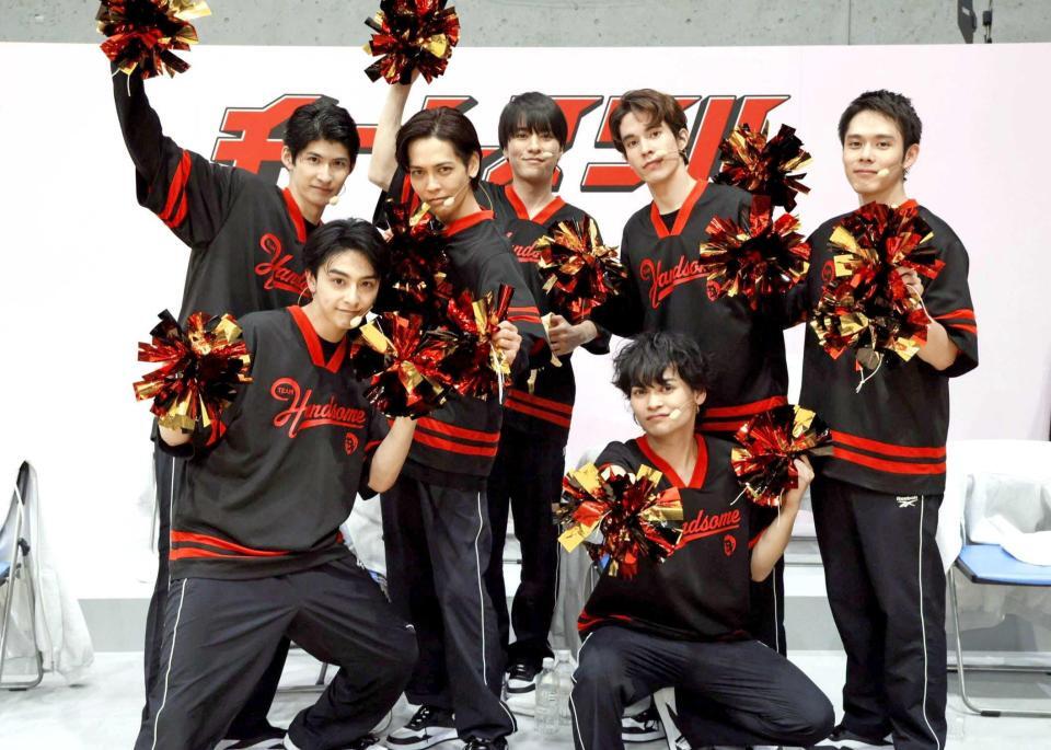 　「チームスリル」の（前列左から）新原泰佑、岩崎友泰（後列同）徳永智加来、猪塚健太、松島庄汰、東島京、細田佳央太