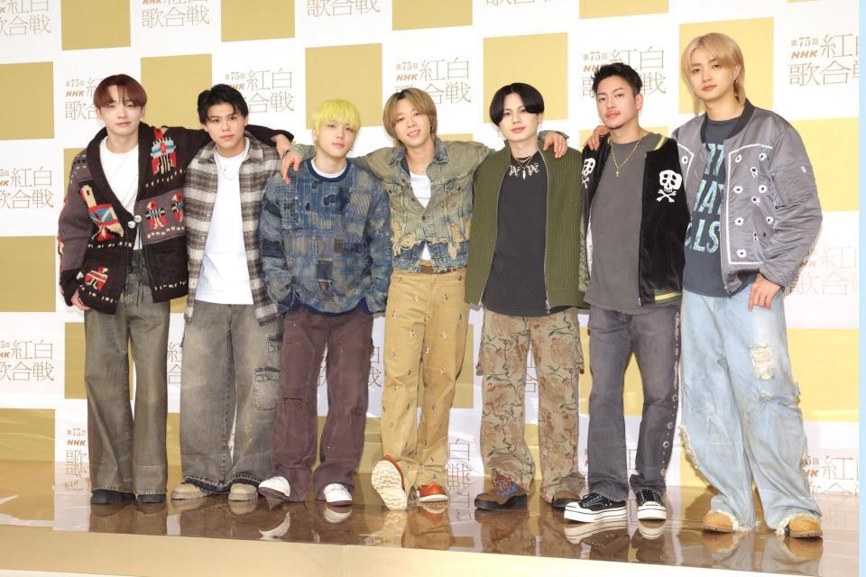 　肩を組むＢＥ：ＦＩＲＳＴ（左から）ＲＹＵＨＥＩ、ＬＥＯ、ＳＨＵＮＴＯ、ＳＯＴＡ、ＭＡＮＡＴＯ、ＲＹＯＫＩ、ＪＵＮＯＮ（撮影・西岡正）