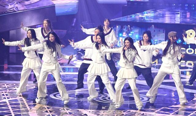 レコ大 韓国グループは胸に黒い喪章をつけ歌唱 前日の航空機事故受け