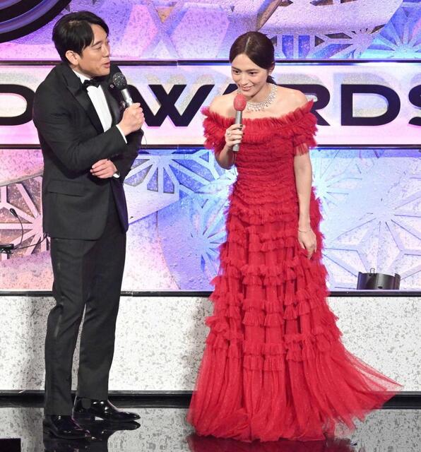 新品レア川口春奈着用6ROKUスノーパンツロエフH BEAUTY&YOUTH レコ大 川口春奈が純白パンツスーツ姿で安住アナと腕組み登壇 後半には