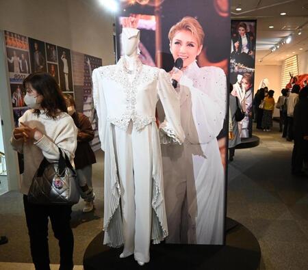 　展示された芹香斗亜の衣装や写真（撮影・高部洋祐）