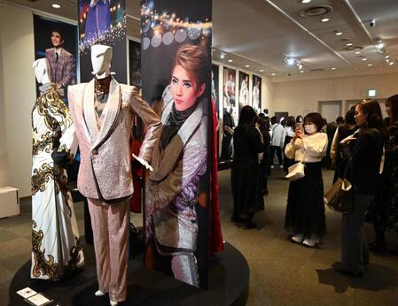 　展示された芹香斗亜の衣装や写真（撮影・高部洋祐）