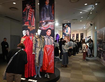 　展示された芹香斗亜の衣装や写真（撮影・高部洋祐）