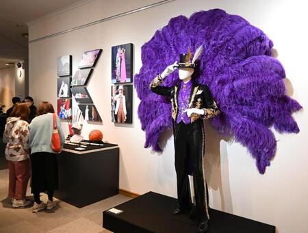 　展示された芹香斗亜の衣装や写真（撮影・高部洋祐）