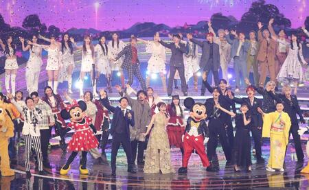 　「ディズニーファンタジーメドレー」でミッキーマウスたちと共演した（前列中央左から）有吉弘行、橋本環奈ら（撮影・西岡正）