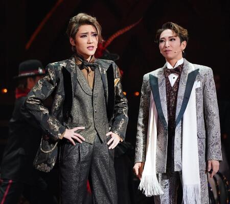 　『ＲａｚｚｌｅＤａｚｚｌｅ』での桜木みなと（右）と芹香斗亜（撮影・高部洋祐）