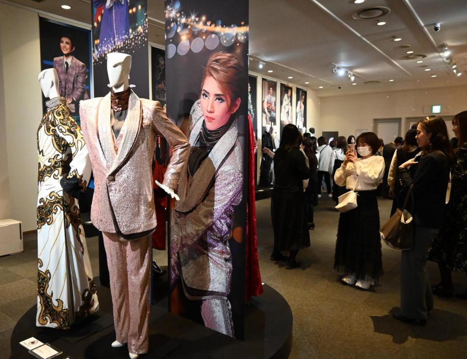 　展示された芹香斗亜の衣装や写真（撮影・高部洋祐）