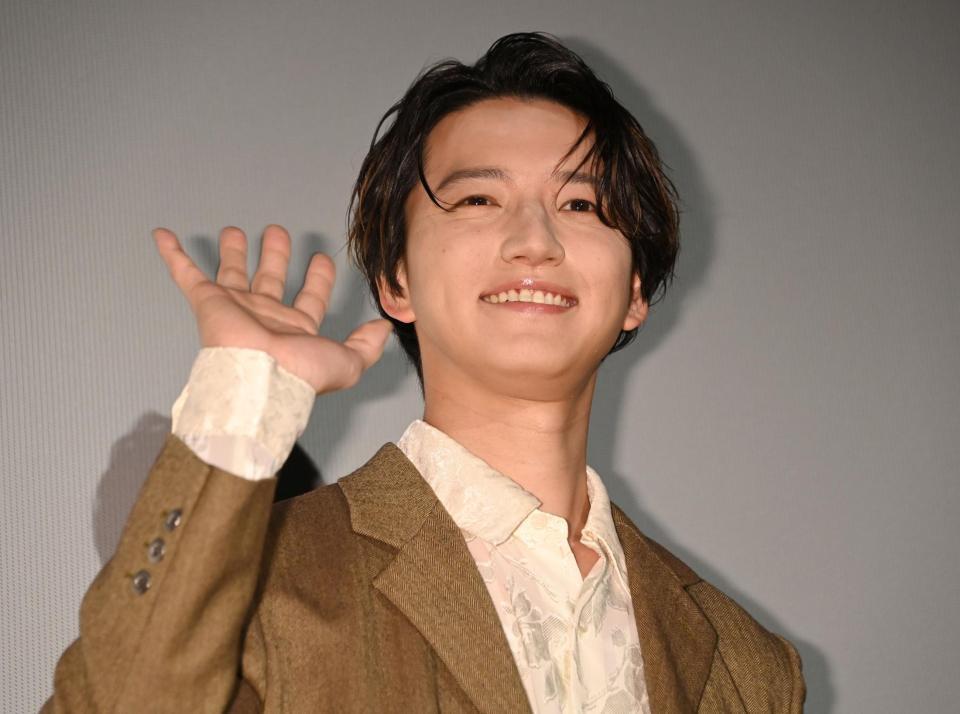 　笑顔で手を振る田口淳之介（撮影・棚橋慶太）