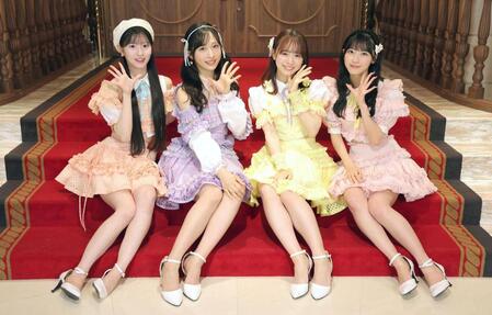 　笑顔でポーズを決めるＡＫＢ４８。（左から）八木愛月、小栗有以、倉野尾成美、佐藤綺星（撮影・西岡正）