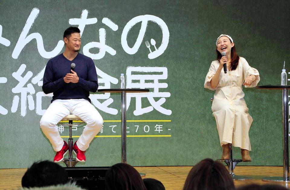 ２０年１月、学校給食についてイベントで語るマック鈴木氏と小原正子