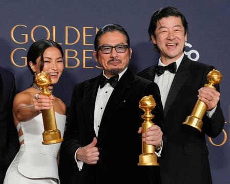 　ゴールデン・グローブ賞を受賞した（左から）アンナ・サワイ、真田広之、浅野忠信（ＡＰ＝共同）