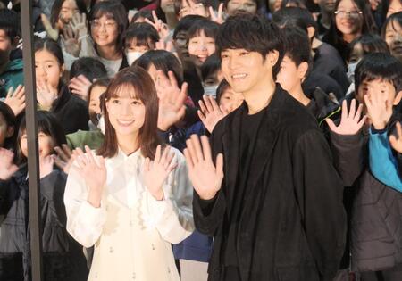 　生徒達とともに撮影に応じた松坂桃李（右）と芳根京子