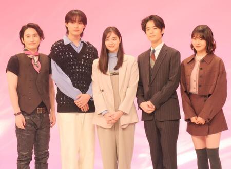 　イベントに出席した（左から）浜中文一、兵頭功海、新川優愛、塩野瑛久、田辺桃子