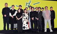 　「アンダーニンジャ」の出演者（前列左から）白石麻衣、浜辺美波、山﨑賢人、間宮祥太朗、福田雄一監督（後列左から）長谷川忍（シソンヌ）、坂口涼太郎、宮世琉弥、山本千尋、岡山天音、ムロツヨシ、木南晴夏、平田満（撮影・佐藤厚）