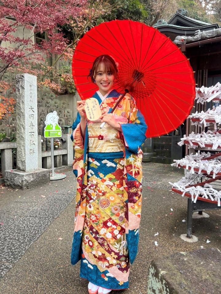 　あでやかな着物姿で新年の目標を立てた塚本恋乃葉