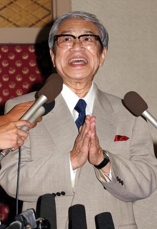 　女児誕生に会見中も笑みの絶えない中村富十郎さん（当時７４歳）＝２００３年８月