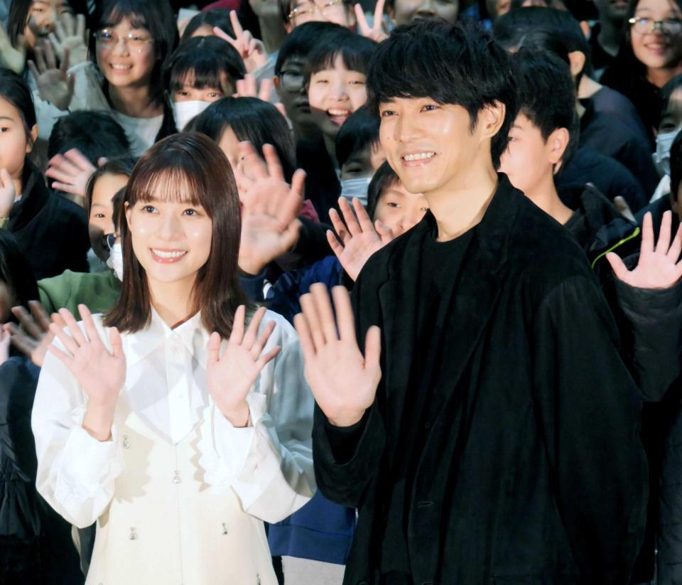 　生徒達とともに撮影に応じた松坂桃李（右）と芳根京子