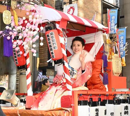 　カゴに乗って手を振るミス宗右衛門町の豊原哉也子さん（撮影・高部洋祐）