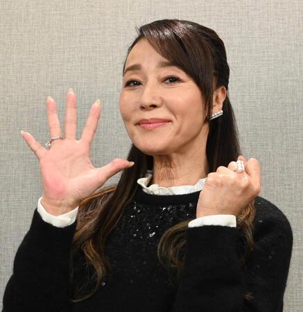 　昨年デビュー５０周年を迎えた浅野ゆう子。両手で「５０」のポーズを決める（撮影・高部洋祐）