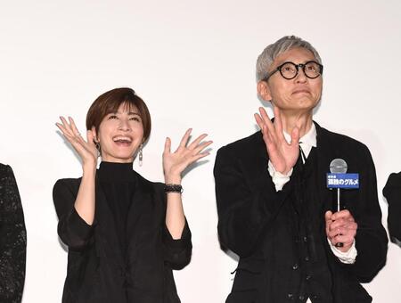 　笑顔でファンに手を振る内田有紀（左）と監督・脚本・主演の松重豊（撮影・園田高夫）