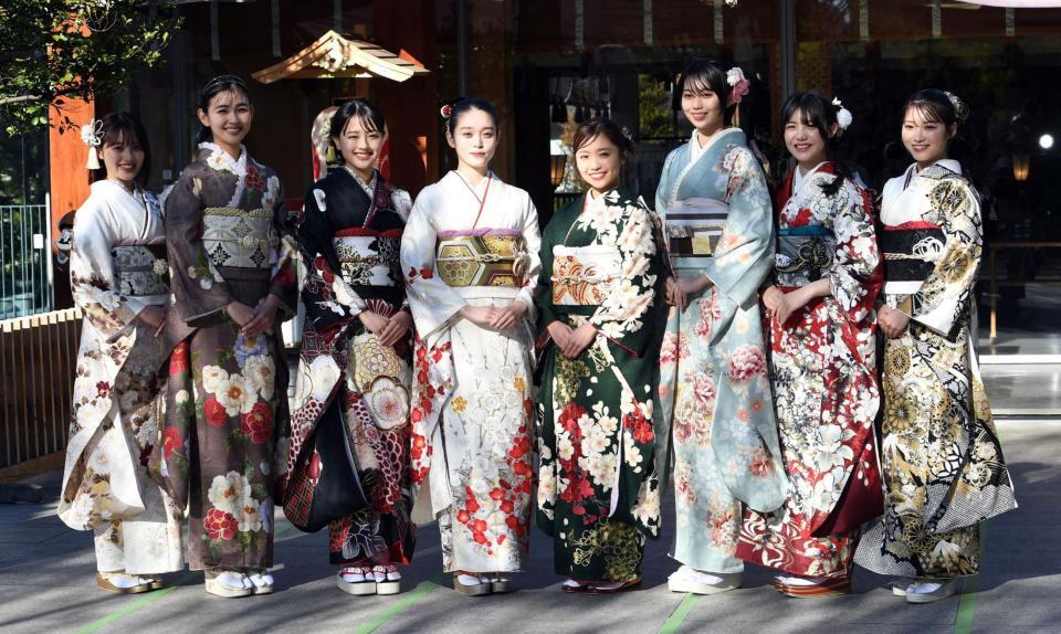 　晴れ着を披露した（左から）福山絢水、花音、上坂樹里、高石あかり、大原優乃、平美乃理、松尾そのま、古田愛理（撮影・佐藤厚）