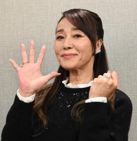 　昨年デビュー５０周年を迎えた浅野ゆう子。両手で「５０」のポーズを決める