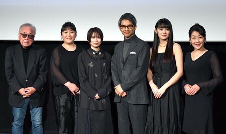 　舞台あいさつを行った（左から）神山征二郎監督、真由子、志田未来、緒形直人、吉本実憂、土屋貴子（撮影・佐藤厚）