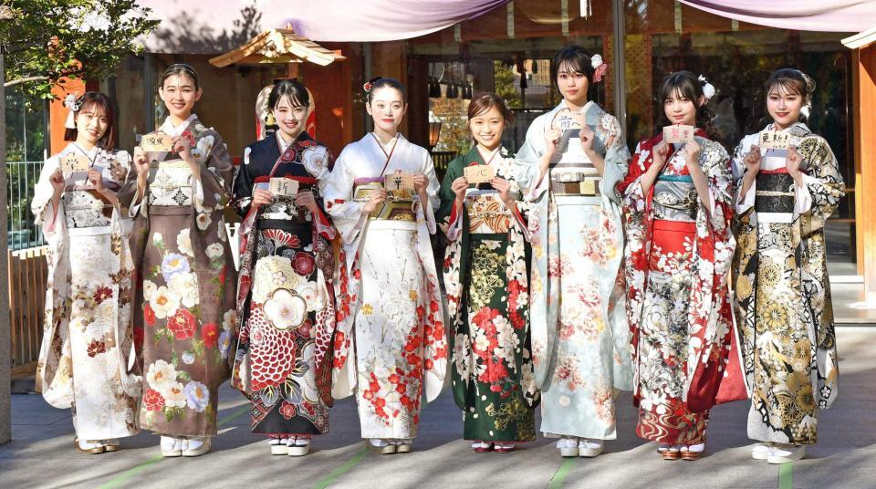 　晴れ着を披露した（左から）福山絢水、花音、上坂樹里、高石あかり、大原優乃、平美乃理、松尾そのま、古田愛理（撮影・佐藤厚）