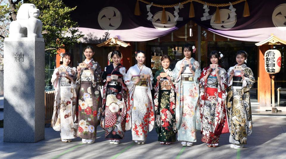 　晴れ着を披露した（左から）福山絢水、花音、上坂樹里、高石あかり、大原優乃、平美乃理、松尾そのま、古田愛理（撮影・佐藤厚）