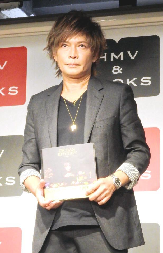 　初のレシピブックを手に持ち、写真に応じるＩＮＯＲＡＮ