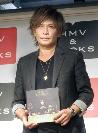 　初のレシピブックを手に持ち、写真に応じるＩＮＯＲＡＮ