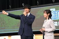 　隣徳学院の始業式に出席した松坂桃李（左）と吉岡里帆（撮影・佐藤厚）