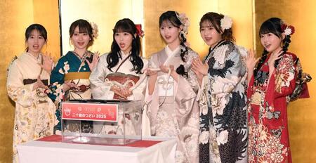 　白蛇のハクさんと記念撮影する（左から）正鋳真優、山﨑空、佐藤綺星、八木愛月、鈴木くるみ、布袋百々椛（撮影・佐藤厚）