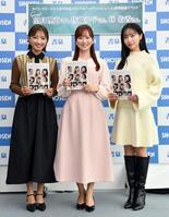 　メモリアルブックをＰＲする（左から）望月理恵、皆藤愛子、林佑香（撮影・佐藤厚）