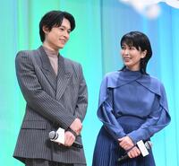 　松たか子（右）と話す松村北斗（撮影・佐々木彰尚）