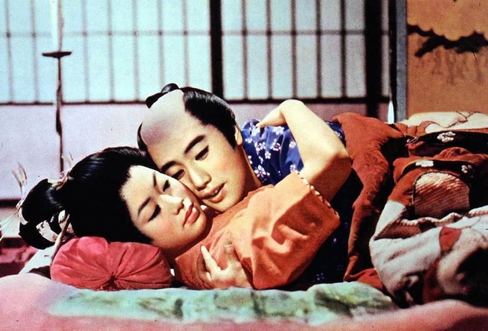 　「好色一代男」の市川雷蔵と水谷良重（現八重子）©ＫＡＤＯＫＡＷＡ　１９６１