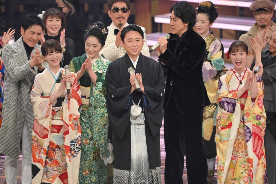 　２３年大みそかのＮＨＫ紅白歌合戦で司会（前列左）