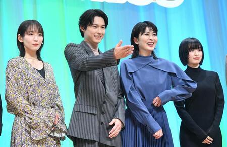 　舞台あいさつに出席した（左から）吉岡里帆、松村北斗、松たか子、森七菜（撮影・佐々木彰尚）