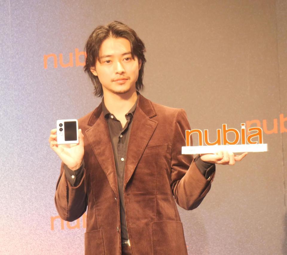 　「Ｎｕｂｉａ　Ｆｌｉｐ　２」について語る山﨑賢人