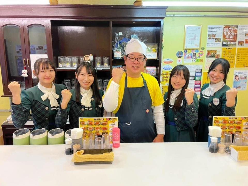 炊き出しに参加する「神戸深江カレー」の佐々木拓也氏（中央）とＫＯＢｅｒｒｉｅＳ♪