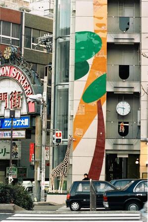 　大震災の発生時刻で止まったままの「麒麟ビル」の時計＝１９９６年１月撮影