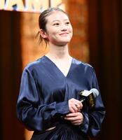 　胸元とお腹がチラ見えする衣装で登場した今田美桜（撮影・堀内翔）