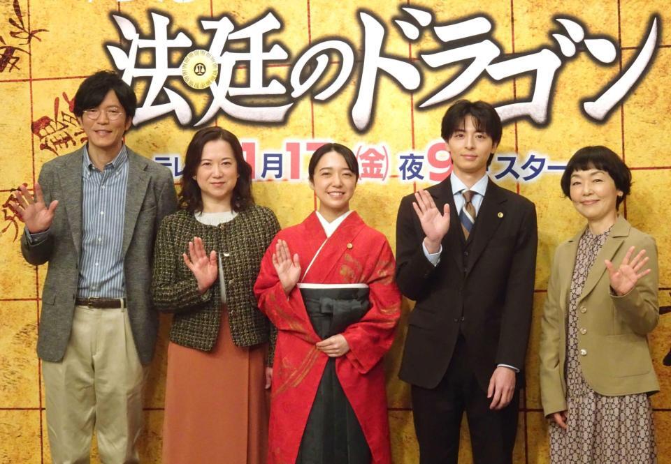 　（左から）田辺誠一、和久井映見、上白石萌音、高杉真宙、小林聡美