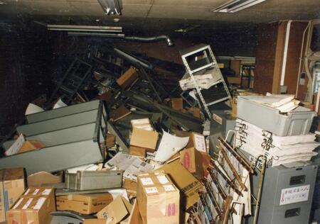　４階の資料室は書棚などが横倒しとなり、入室も困難な状況に＝１９９５年１月２５日撮影