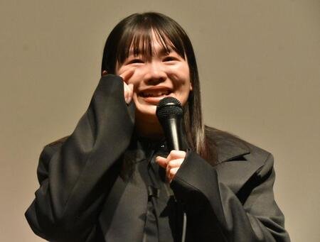 　感極まって涙があふれる富田望生