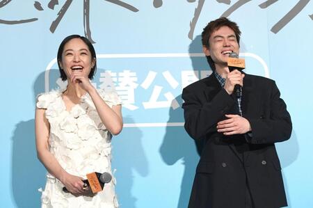 　笑顔を見せる井上真央（左）と菅田将暉（撮影・佐々木彰尚）